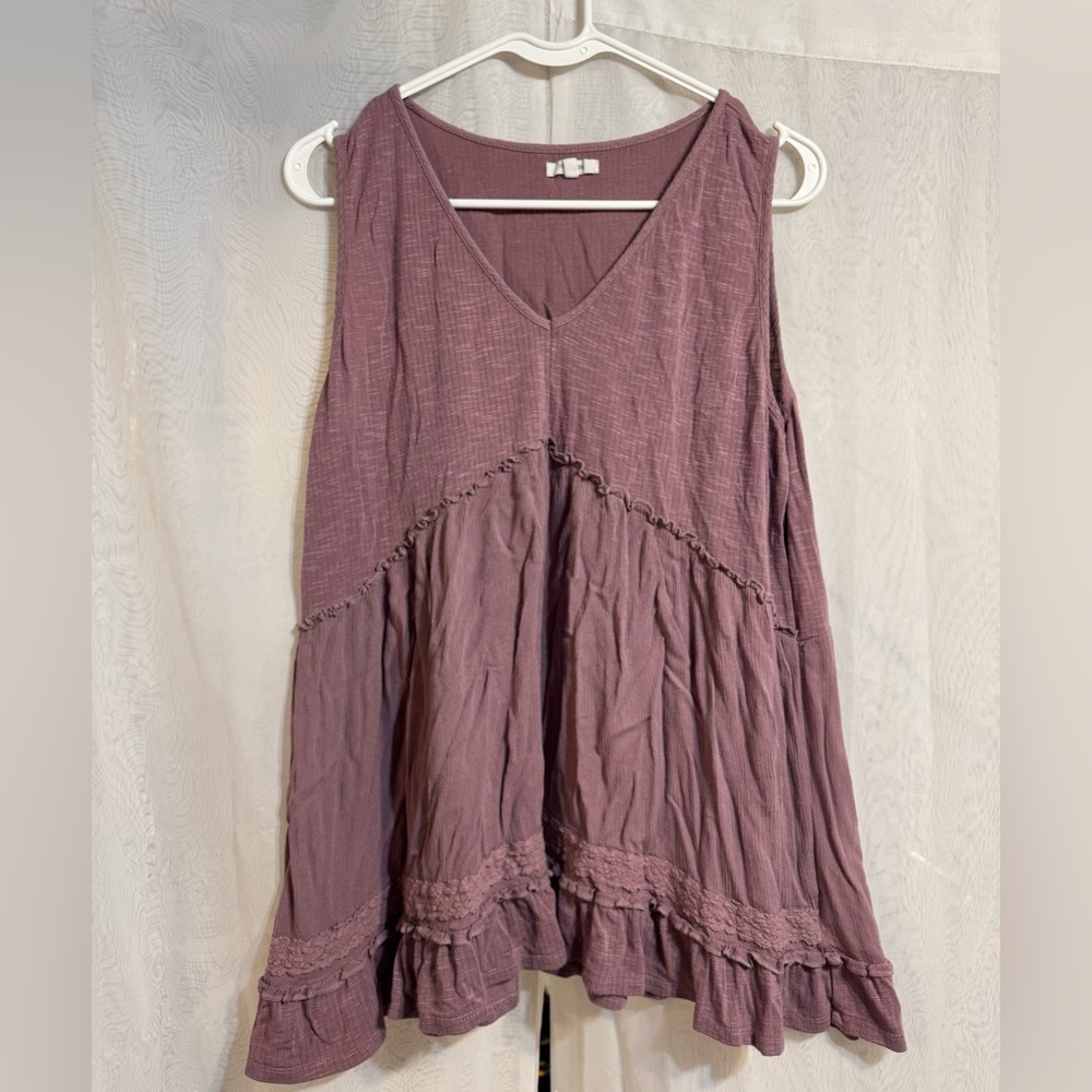 Women's Sleeveless V-Neck Top in mauve